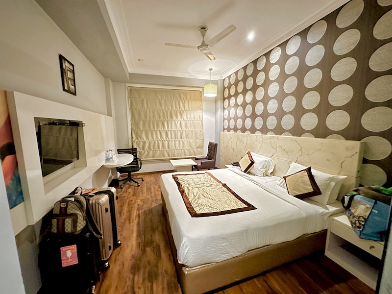 where to stay in agra